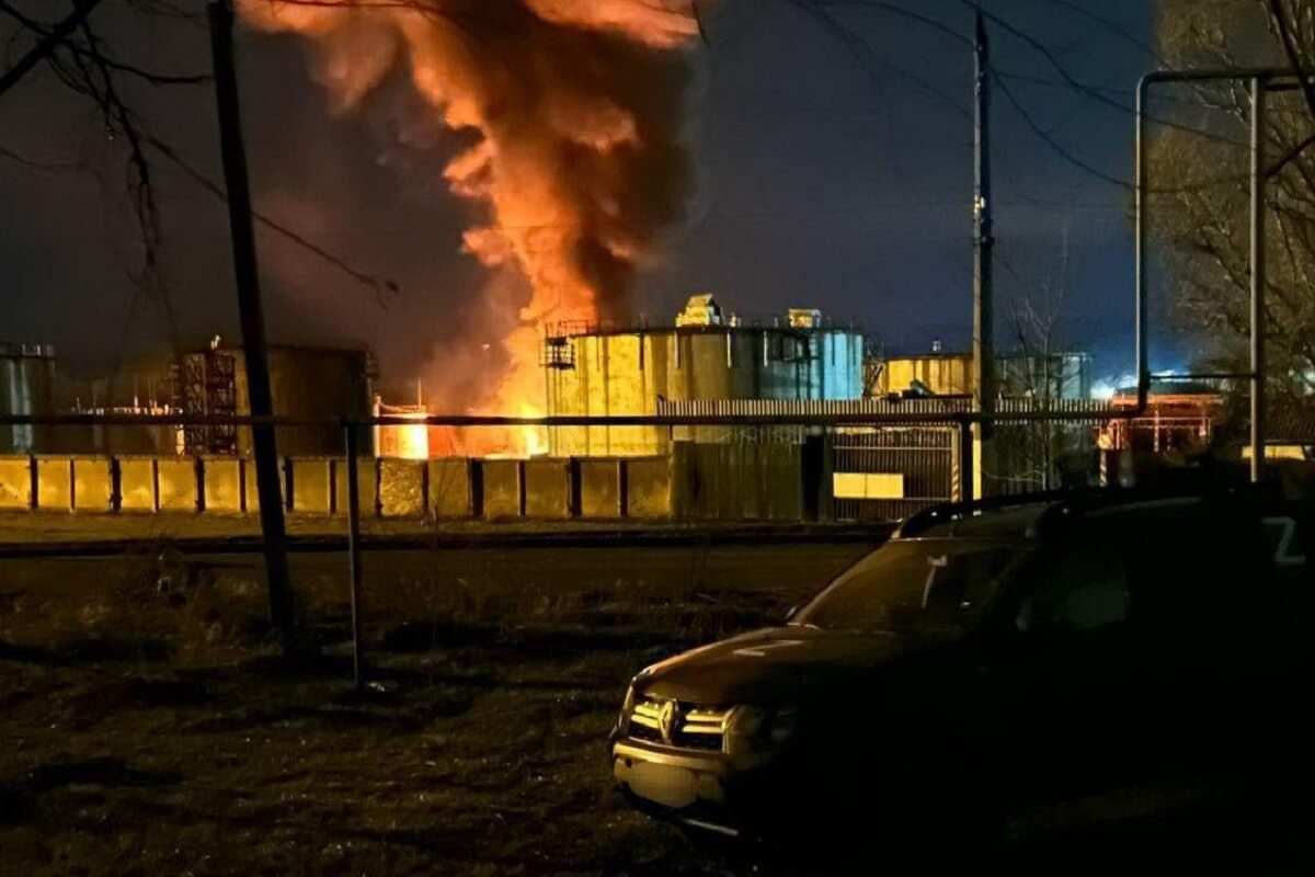 Пожар на нефтебазе в Луганске после атаки дронов