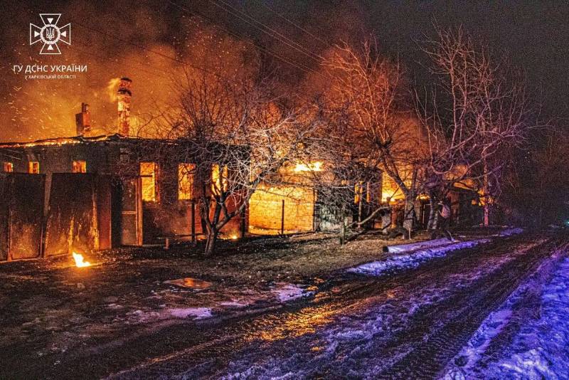 Горят дома после атаки беспилотников в Харькове
