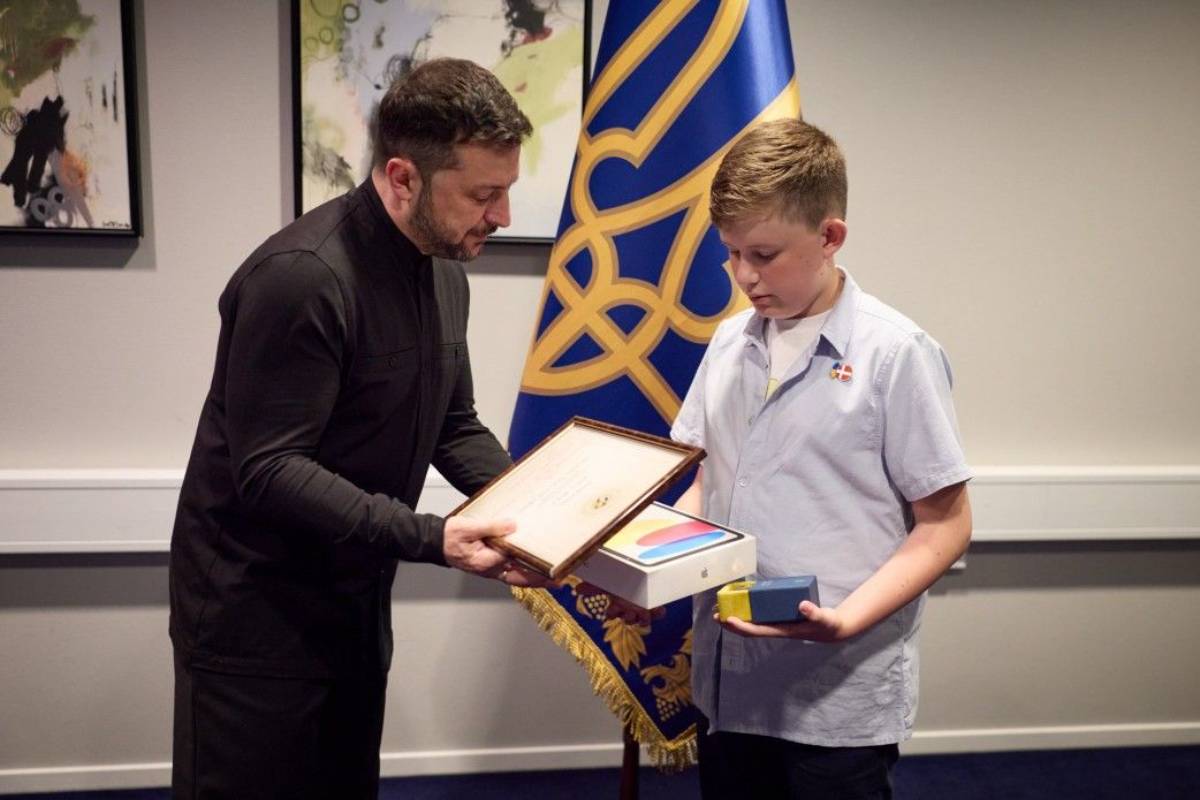 Volodymyr Zelenskyj overrækker prisen til den unge danske frivillige Jens Fog Thomsen