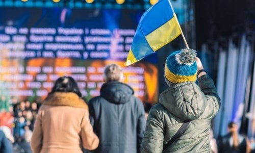 Парень с украинским флагом