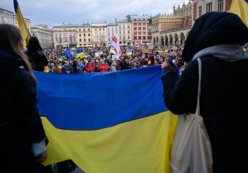 Польща, Краків - 27.02.2022: Люди з українськими антивоєнними плакатами беруть участь в акції протесту проти російського вторгнення в Україну