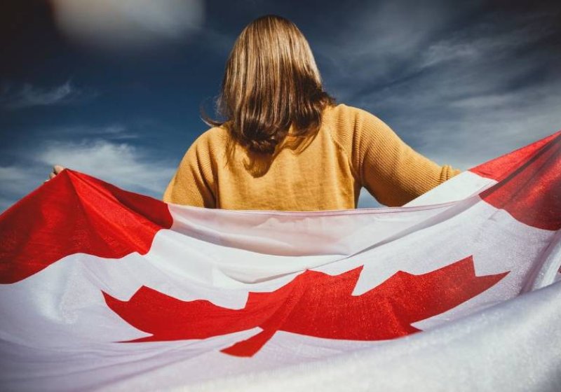 Девушка с канадским флагом