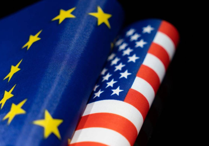 Bandiere dell'UE e degli Stati Uniti