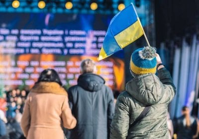 Парень с украинским флагом