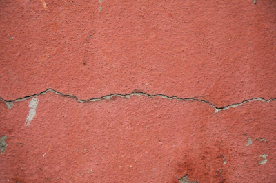 Fissure dans un mur de maison